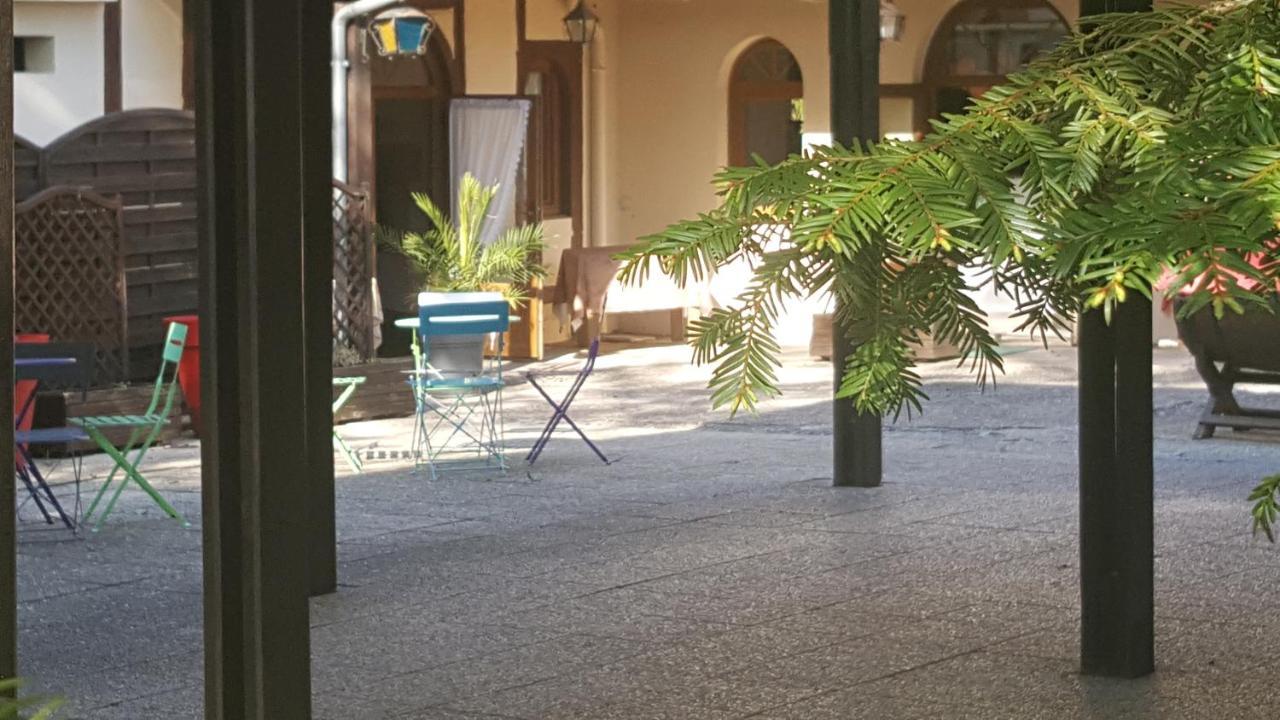 Отель Logis Doubs Rivage Charette-Varennes Экстерьер фото